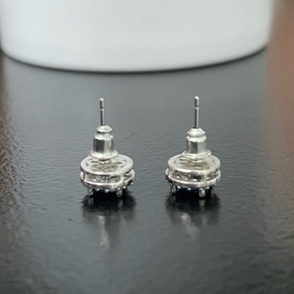 Studded earring - Picture 2 of 2